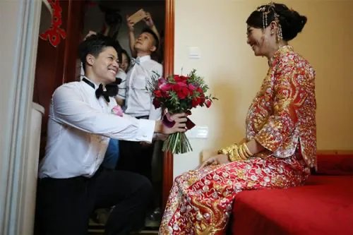 开封某新郎遇婚闹被关铁笼浇绿漆，这类习俗有必要延续吗？