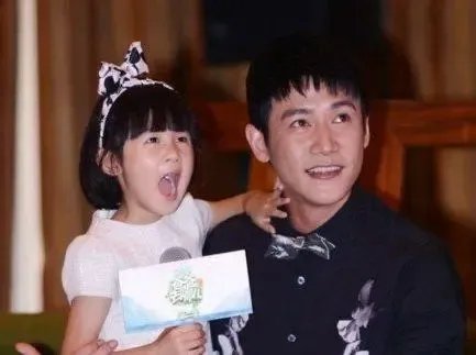 陆毅13岁女儿近照曝光五官精致，更像谁一些？