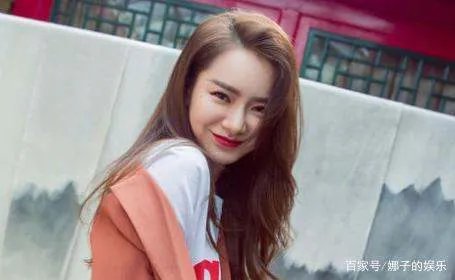 戚薇女儿为啥总是扎俩丸子头？看到她散头发照片后，瞬间懂了！这是为何？