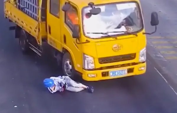 被老天怜悯的人！男子10秒内死里逃生2次竟然只是轻伤，当时情况如何？