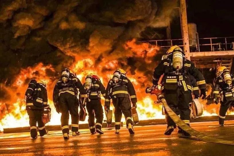 6岁男童惨遭父亲追杀？消防员如何救的男童？