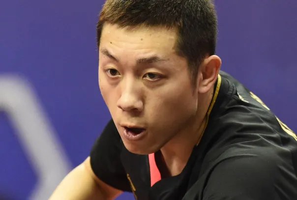 许昕和张本智和决胜局比赛，教练请求暂停，发生了什么？