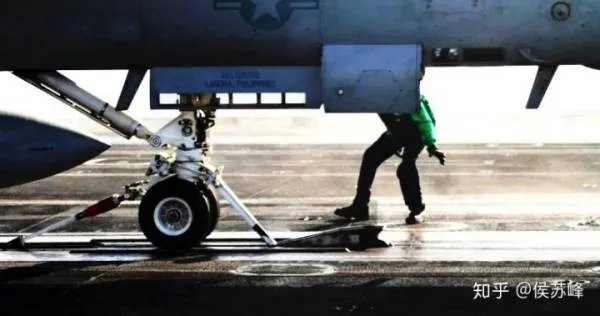 航母舰载机起降到底有多复杂？为什么说“它”的危险系数最高？