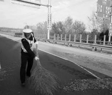 辣椒货车高速侧翻现场如何?