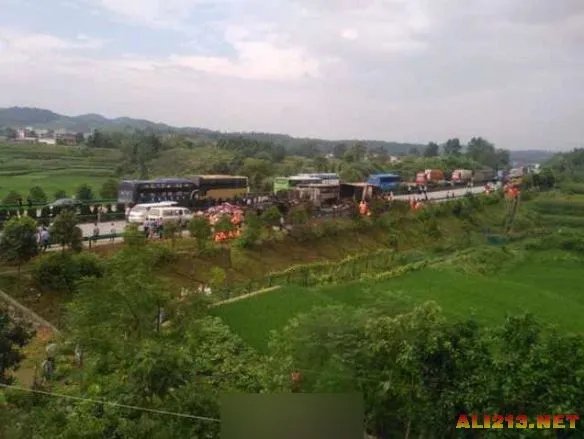 湖南发生严重车祸 货车大巴相撞爆炸仅4人逃出