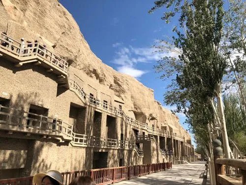 敦煌莫高窟因强沙尘暂停开放，蒙上了黄沙的敦煌又是怎样一副景象？