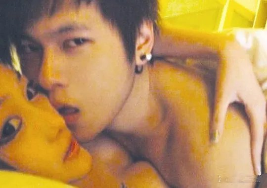 张馨予吴卓羲亲密照再度遭扒 揭秘两人分手原因