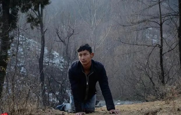 当年双腿截肢爬行26年的小伙