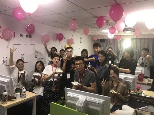 男朋友准备的樱花雨上热搜，你男友都给过你什么惊喜？