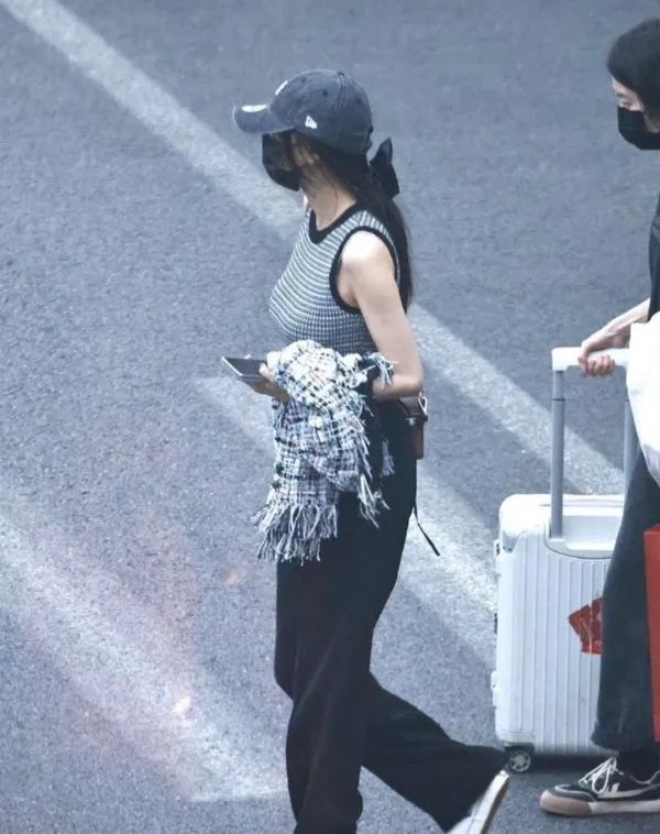 杨幂现身机场挥手向粉丝打招呼,她私下里的性格是怎样的?