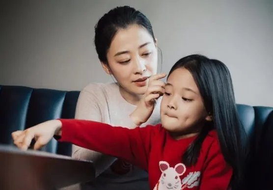 45岁梅婷携儿女拍大片，她作为一个母亲合格吗？