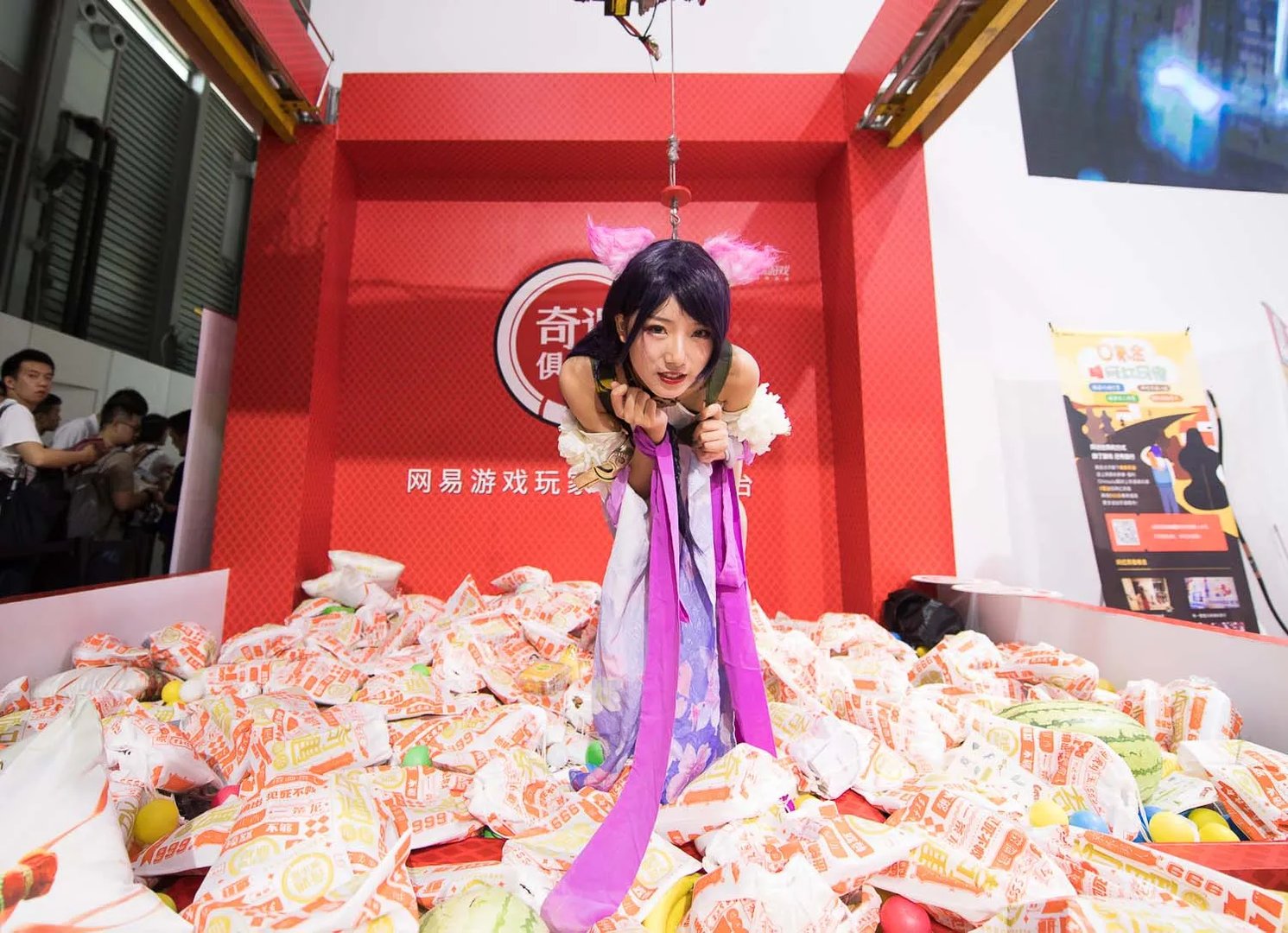 真人娃娃机到底有多好玩?不看SG只求当个娃娃夹走福利