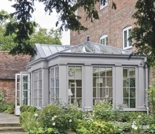花园里有一间阳光房,美了这个灿烂的季节