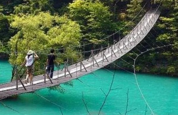 湖南邵阳一网红吊桥突然断裂游客集体落水,这种项目的安全性高吗?