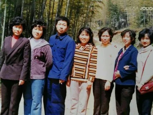 兄弟姐妹7人还原老照片场景