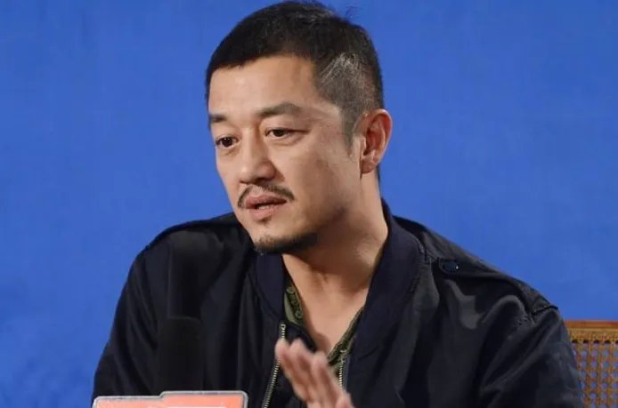 李亚鹏新恋情曝光后被偶遇，穿着休闲状态轻松，另一伴对你有何改变？