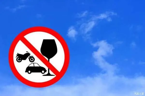 超载小客车坠沟致9死6伤，是司机操作不当造成的吗？