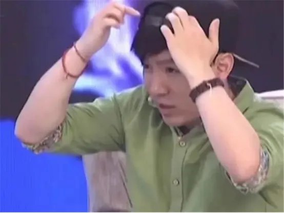 三毛演员晒25年对比照,长大后帅太多!却因化妆师失误变秃,是这样吗?