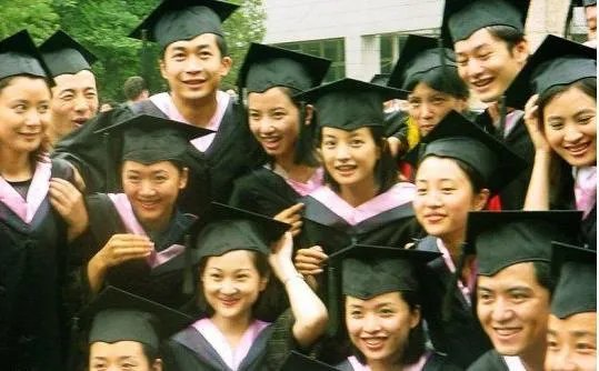 陈瑶晒学士服毕业照素颜清丽可爱，还有哪些明星晒过自己的毕业照，谁的最好看？