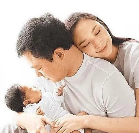 吴佩慈素颜搭港铁被拍 挺6个半月巨肚四肢纤细