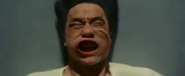 成龙和一个女的被粘着在铁板上是什么电影