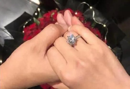 梁超何雯娜订婚是真的吗 何雯娜梁超订婚秀恩爱