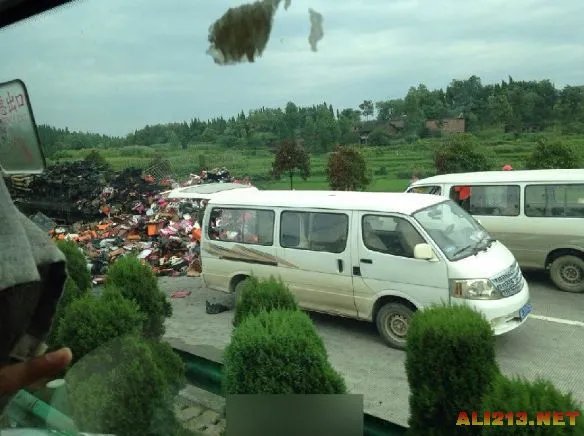 湖南发生严重车祸 货车大巴相撞爆炸仅4人逃出