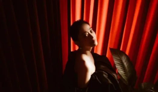 45岁梅婷携儿女拍大片，她作为一个母亲合格吗？