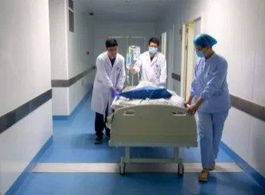 石家庄一女孩玩火碱重度烧伤,单亲妈妈泪崩,造成此悲剧的原因是什么?