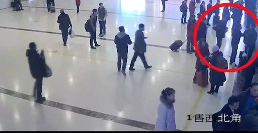 通缉犯在火车站明目张胆买票插队还爆粗口是真的吗？