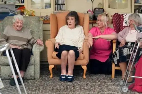 英国70岁以上新冠感染者占比创纪录，这个国家的疫情发展到什么程度了？