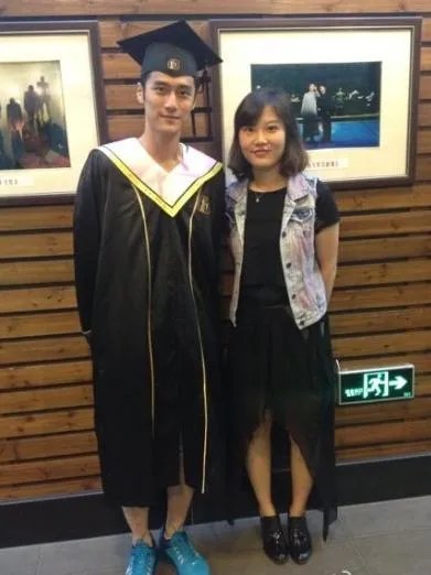 陈瑶晒学士服毕业照素颜清丽可爱，还有哪些明星晒过自己的毕业照，谁的最好看？