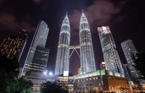 马来西亚官方语言是什么啊?怎么好多人都会说中文呢?