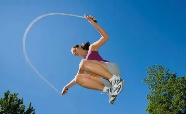 内蒙小伙花式跳绳，“人绳合一”技惊四座，花式跳绳有哪些技巧？