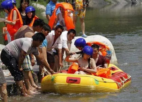 你怎么看待湖南5人结伴漂流2人死亡的事件呢？