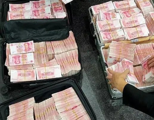 嫌银行态度差,上海一男子取走500万现金,遇到态度恶劣的员工如何投诉?