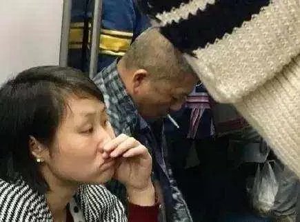 老太爬上地铁车厢行李架上蹭坐,现场到底发生了什么?