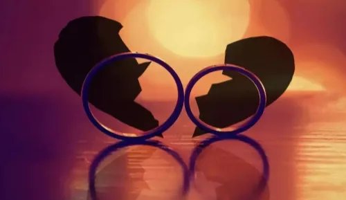 现在的离婚证是什么颜色 离婚证是哪一年换成红色的