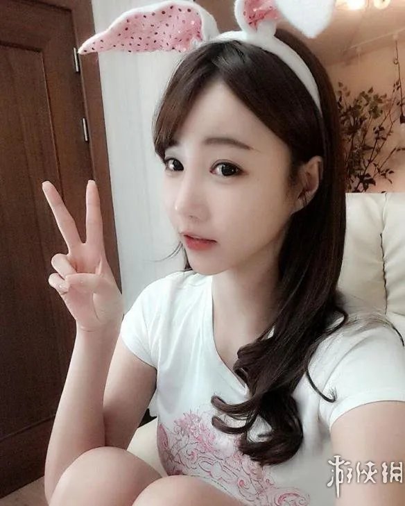 瞬间美炸，泳装都包不住了！韩国女主播雪梨私照曝光