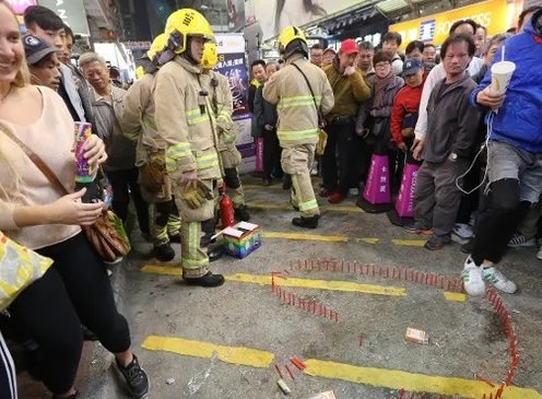 女子路边蜡烛求婚的具体情况？