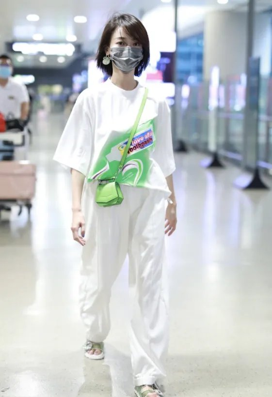 普通的白T恤搭配什么裤子会很时尚?