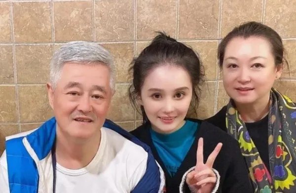 赵本山女儿球球直播征婚，为生娃不看钱，亲妈说房车彩礼全倒贴，你怎么看