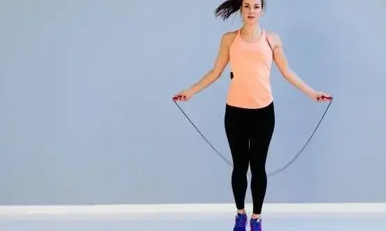 内蒙小伙花式跳绳，“人绳合一”技惊四座，花式跳绳有哪些技巧？