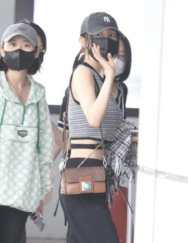 杨幂现身机场挥手向粉丝打招呼，她私下里的性格是怎样的？