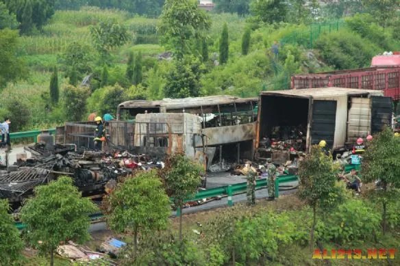 湖南发生严重车祸 货车大巴相撞爆炸仅4人逃出
