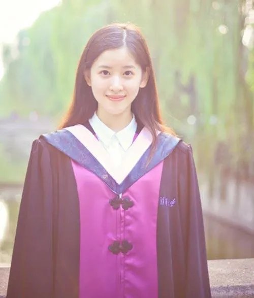陈瑶晒学士服毕业照素颜清丽可爱，还有哪些明星晒过自己的毕业照，谁的最好看？