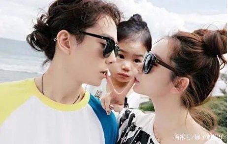 戚薇女儿为啥总是扎俩丸子头？看到她散头发照片后，瞬间懂了！这是为何？