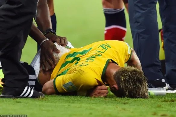 内马尔被撞重伤已送医院 脊椎骨骨裂告别世界杯