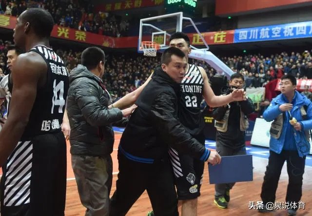 辽篮当初输掉总决赛之后,为什么会跟场外的四川球迷发生冲突?