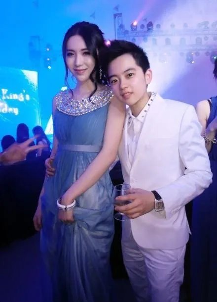 16岁富二代坐拥无数美女 拼爹时代让屌丝很难过